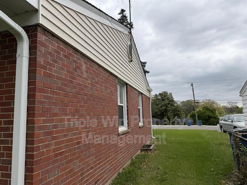 1045 N Florissant Rd - Photo 3 of 40