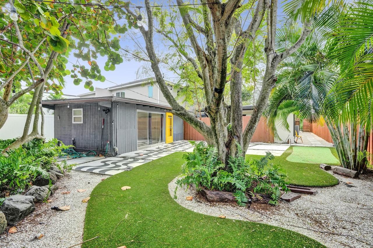 711 Sw 17th St #2 - Photo 2 of 25