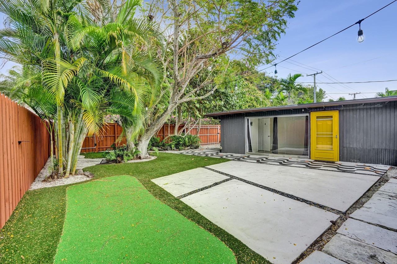 711 Sw 17th St #2 - Photo 4 of 25