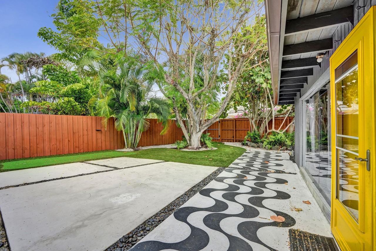 711 Sw 17th St #2 - Photo 5 of 25