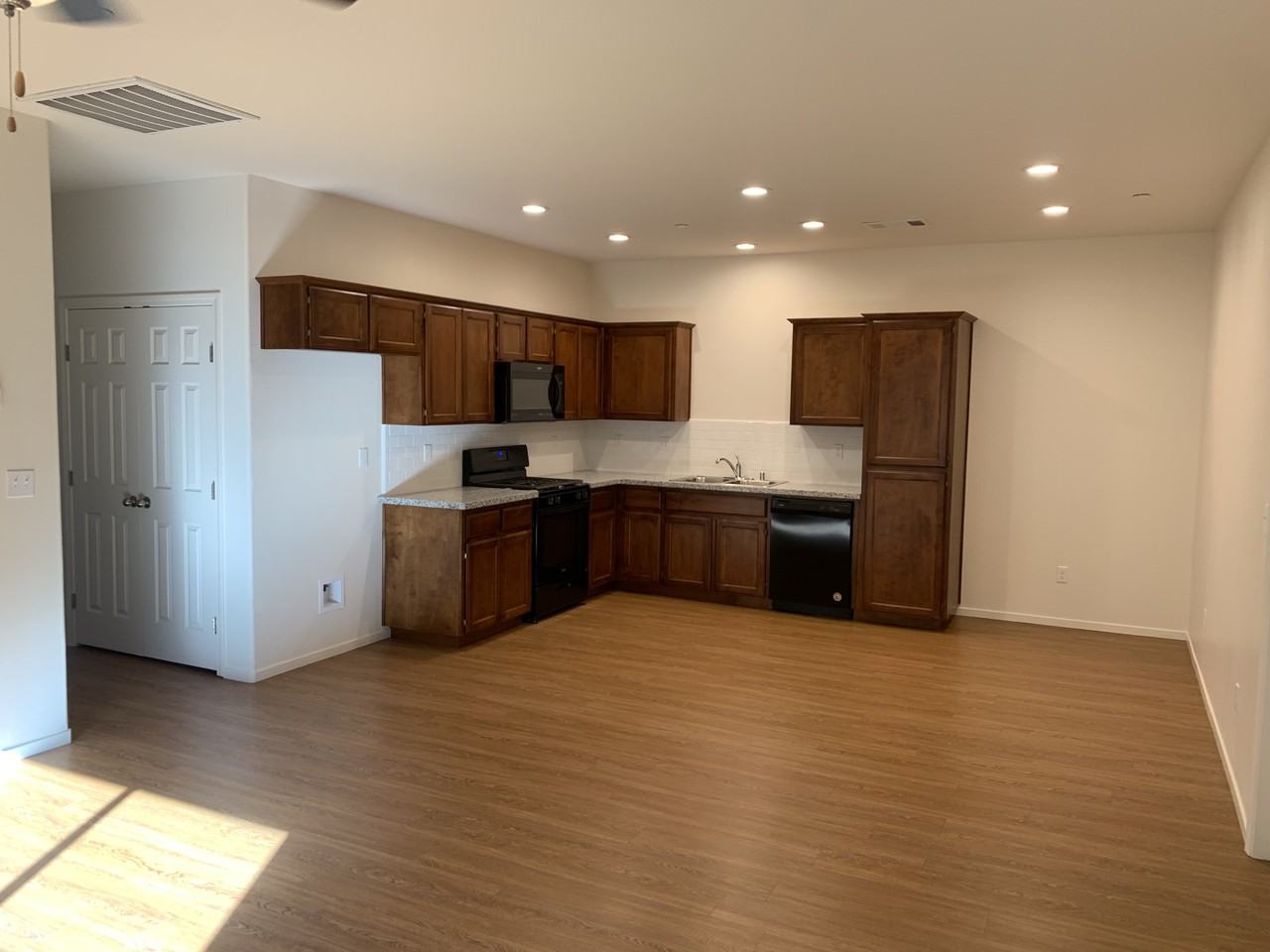 496 N 4th St #A - Photo 2 of 14