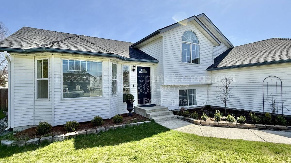 8061 N Ainsworth Dr - Photo 3 of 10