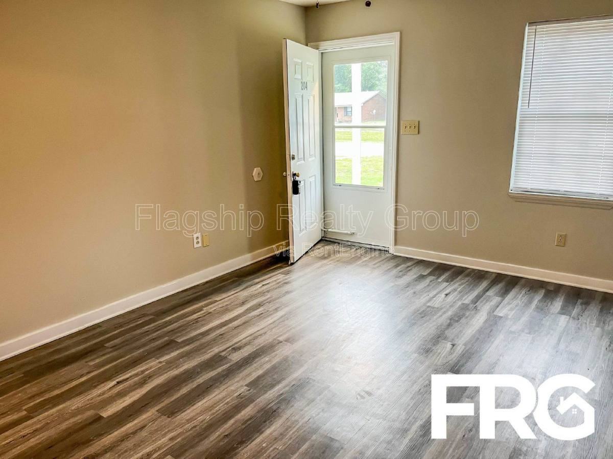 204 Connie Cir - Photo 3 of 10