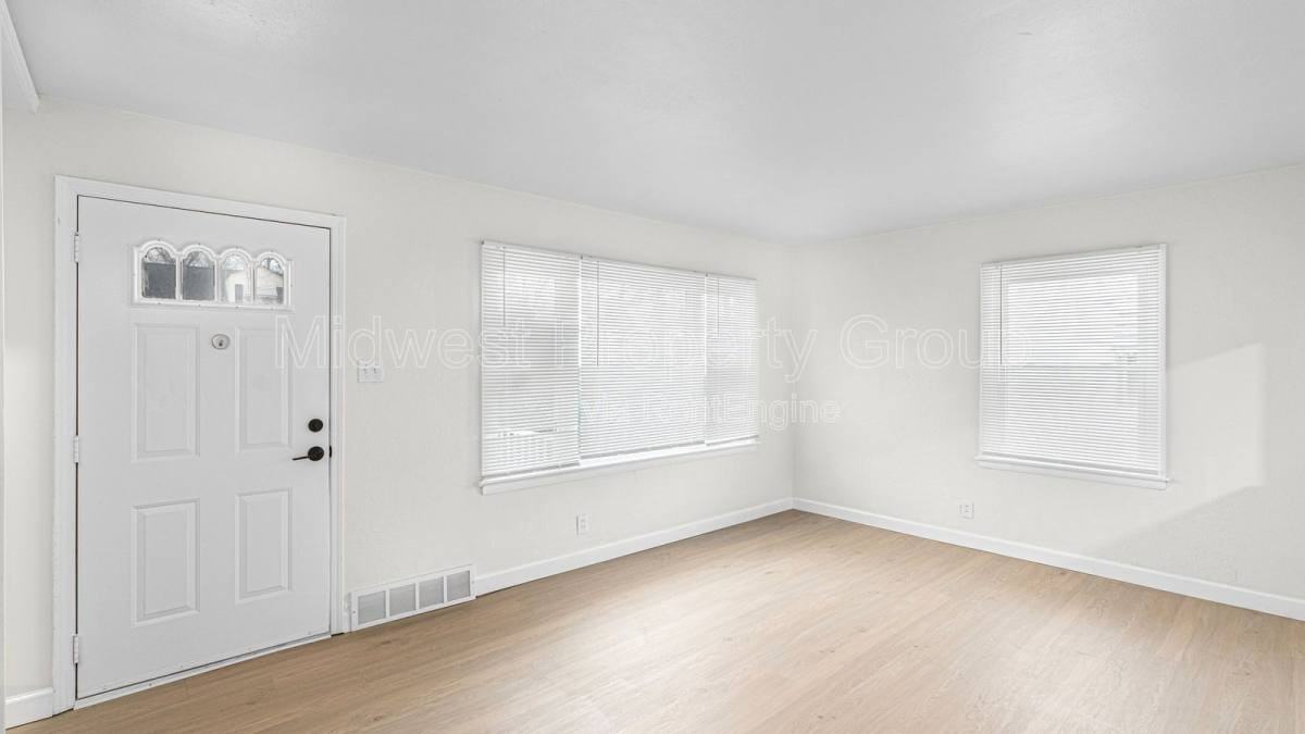 9820 Iveland Dr - Photo 3 of 10