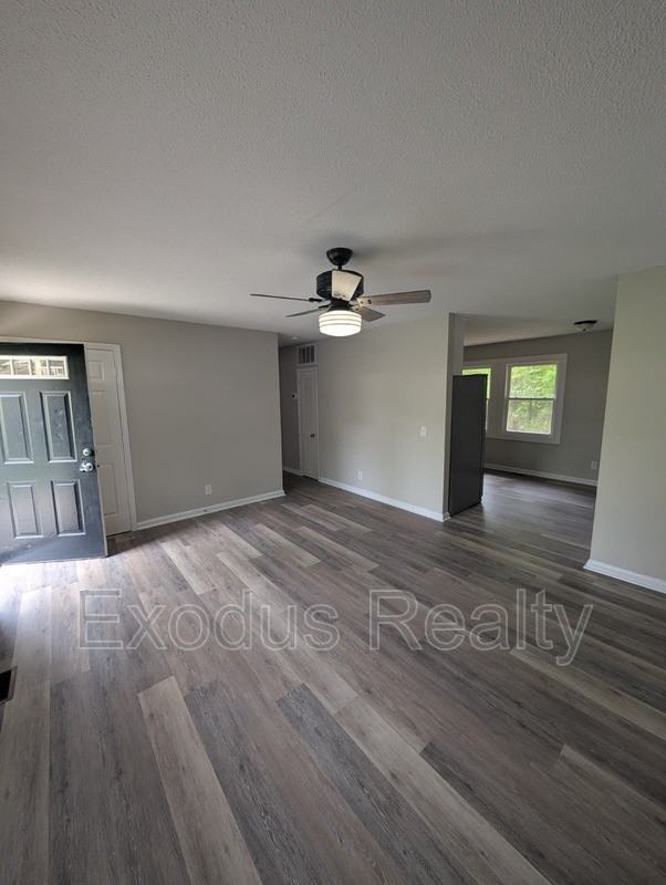 900 Lansing St - Photo 3 of 24