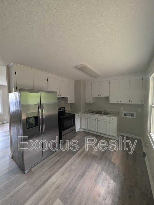 900 Lansing St - Photo 6 of 24