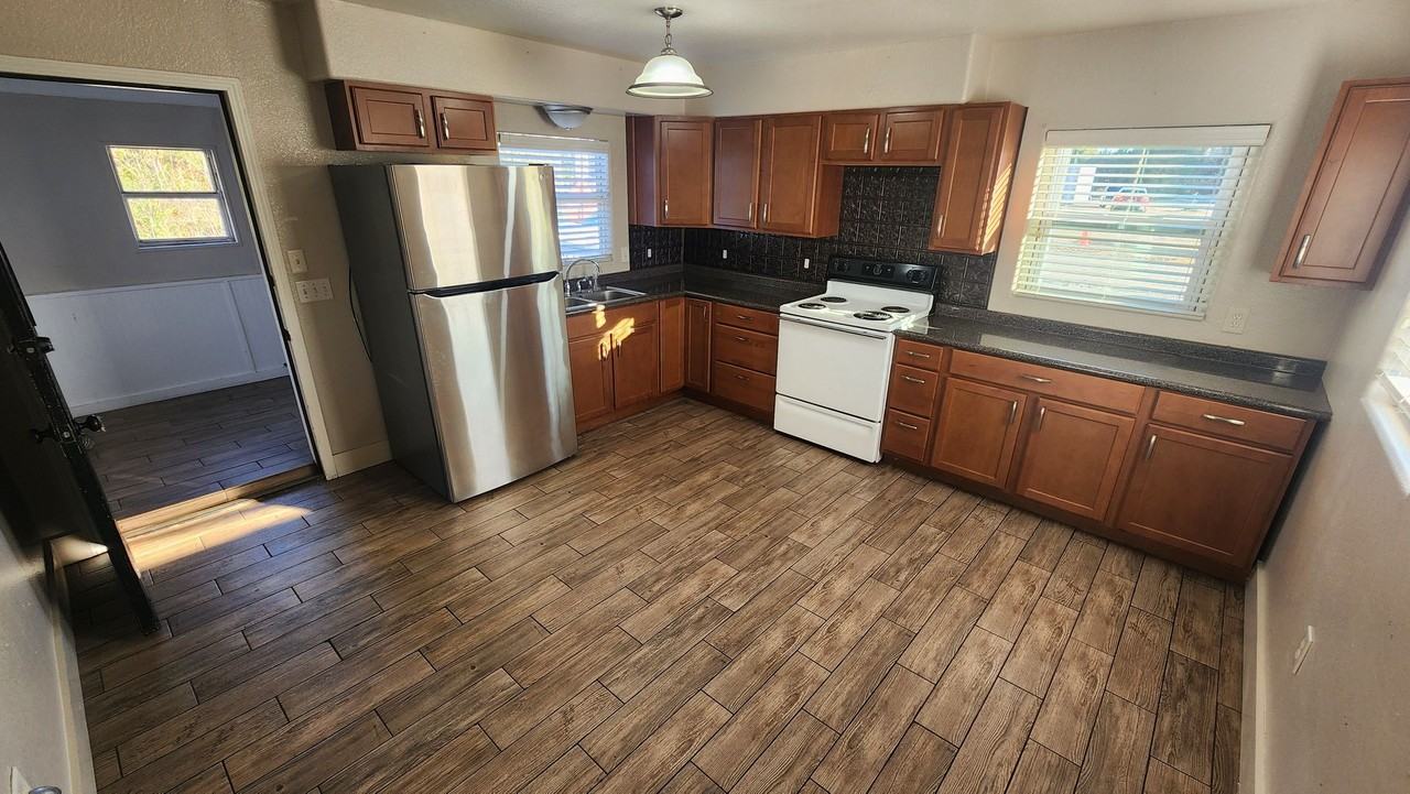 5105 E 14th St - Photo 5 of 15