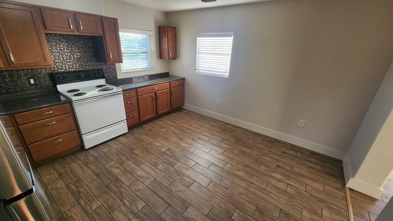 5105 E 14th St - Photo 6 of 15