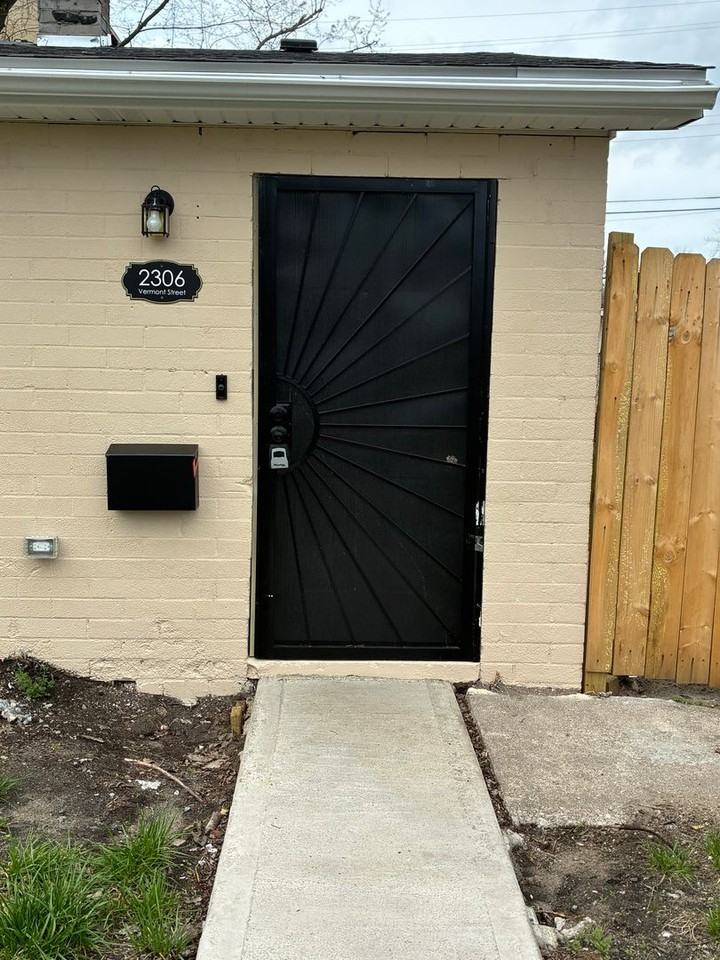 2306 Vermont St - Photo 2 of 15