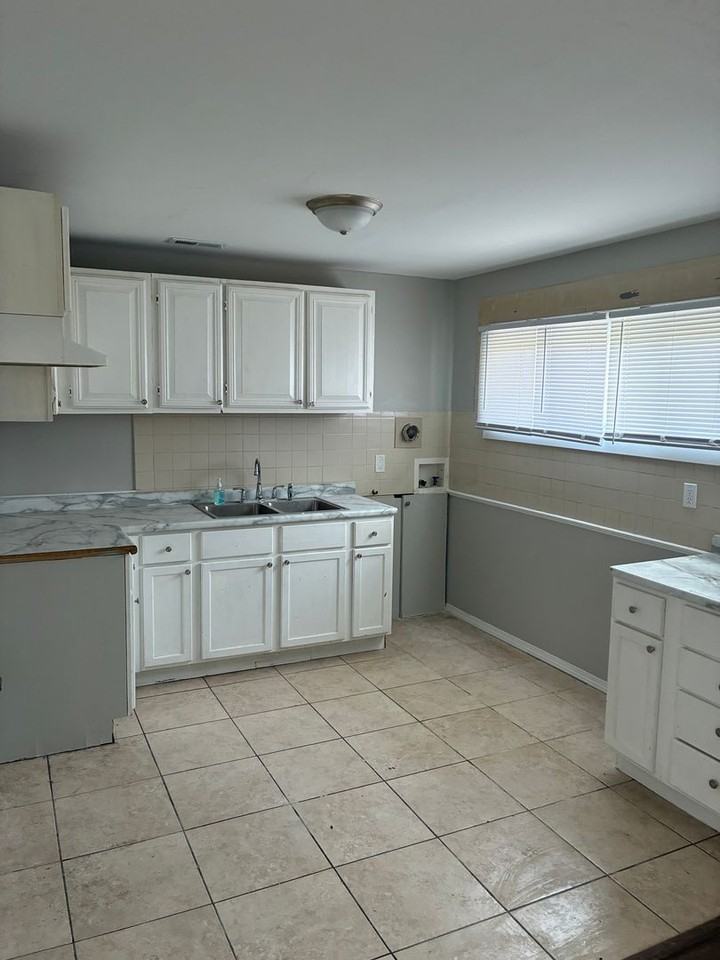 2384 Wisconsin St - Photo 2 of 8