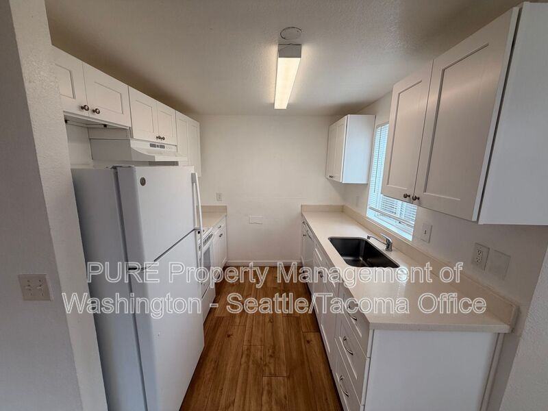 1706 E 56th St #2 - Photo 3 of 10