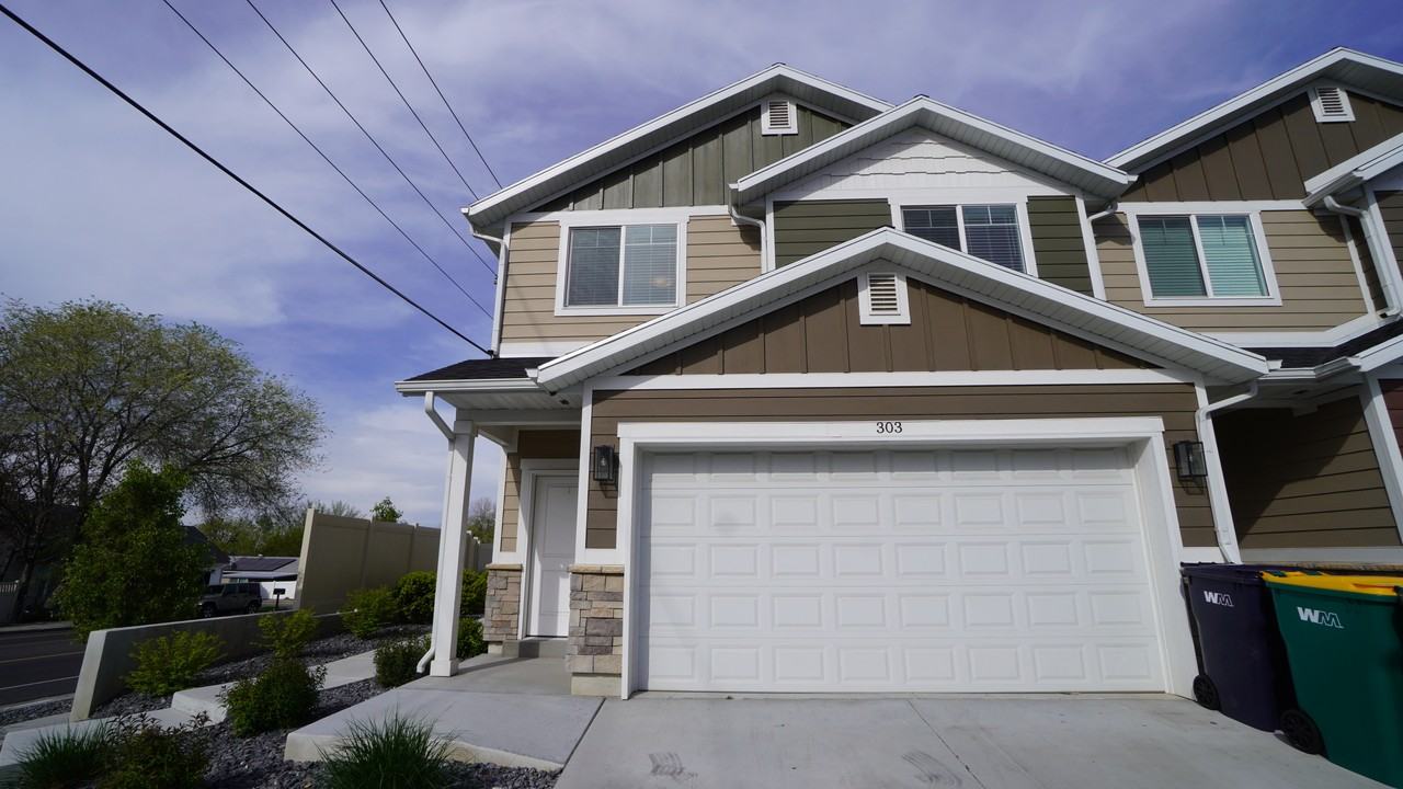 303 N Canterbury Way - Photo 3 of 23