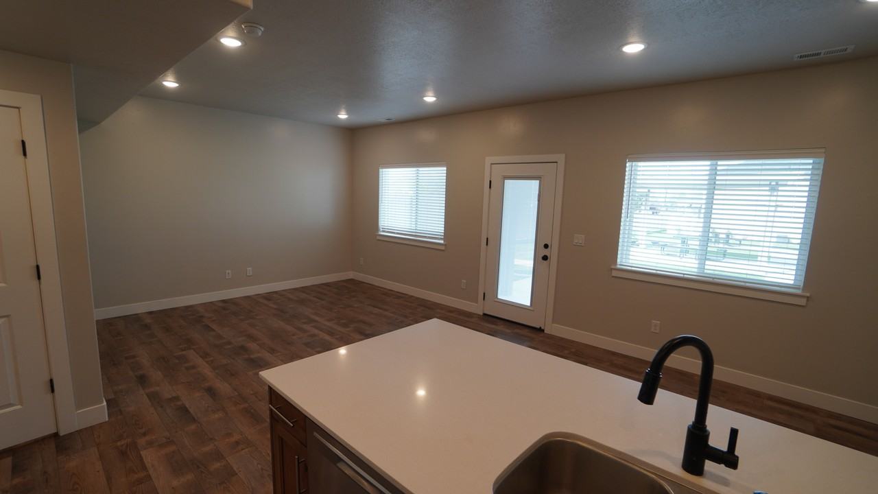 303 N Canterbury Way - Photo 6 of 23