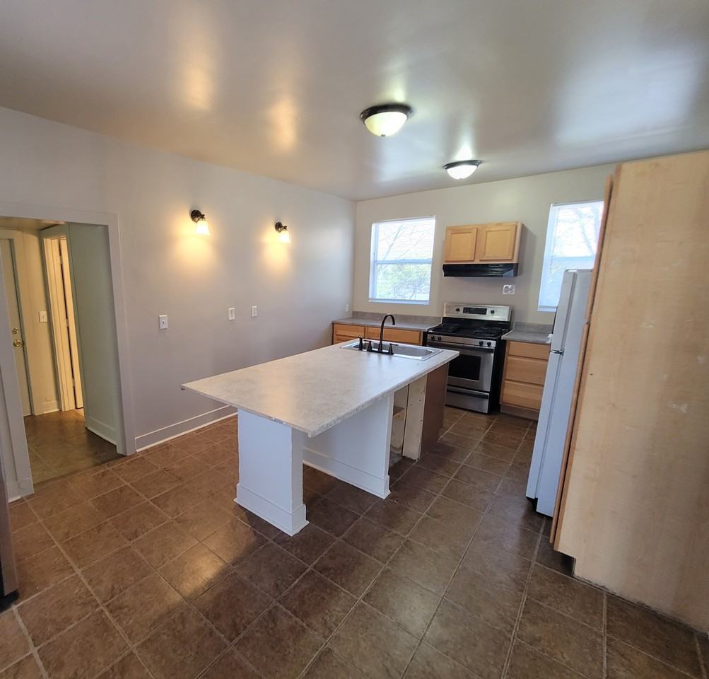 824 Lyon St Ne - Photo 2 of 23