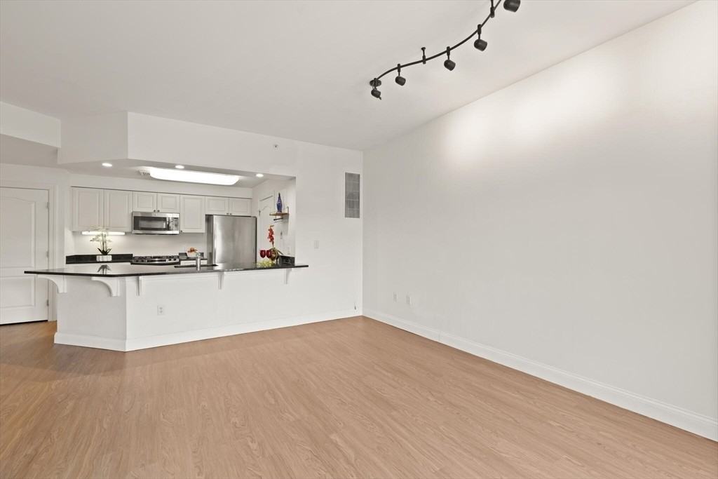 540 Cranbury Rd - Photo 3 of 10