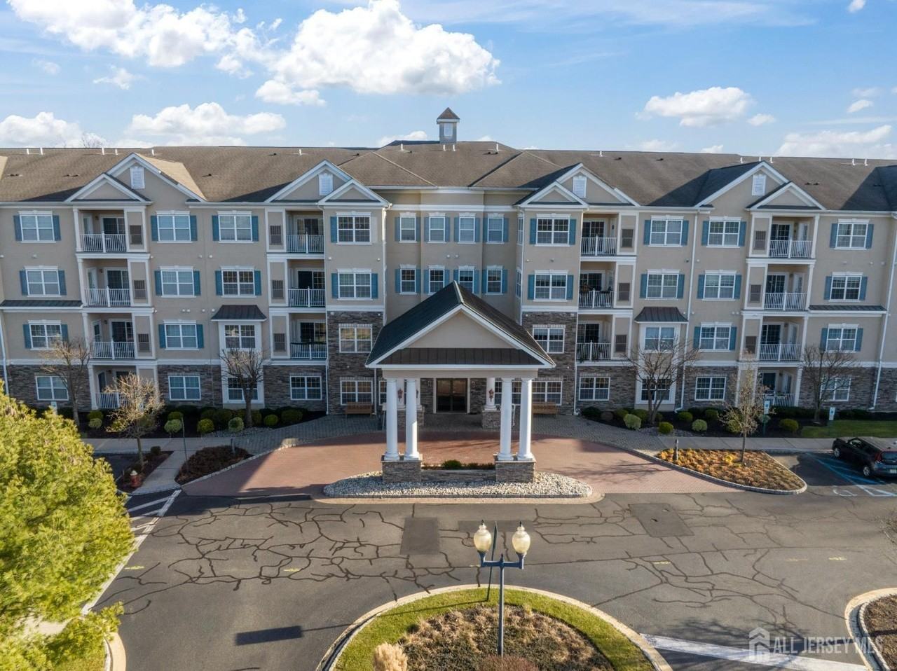 540 Cranbury Rd - Photo 4 of 10