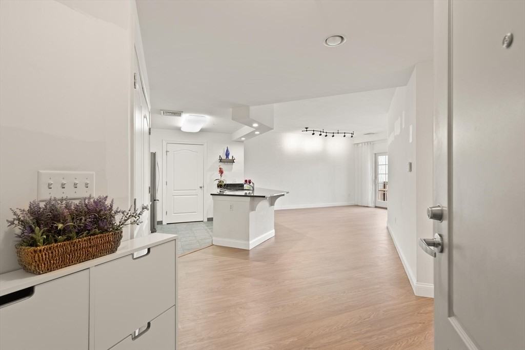 540 Cranbury Rd - Photo 5 of 10