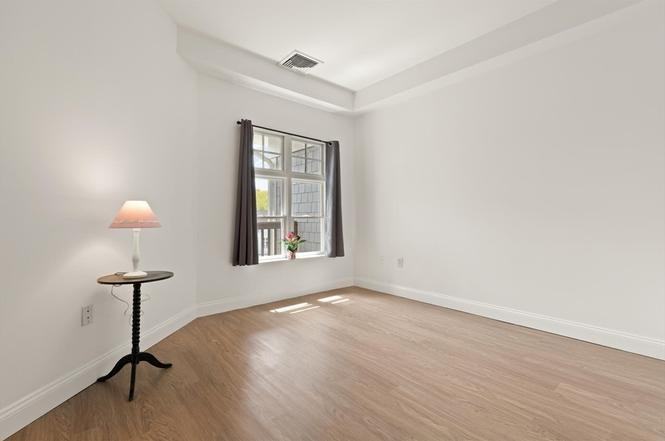 540 Cranbury Rd - Photo 6 of 10