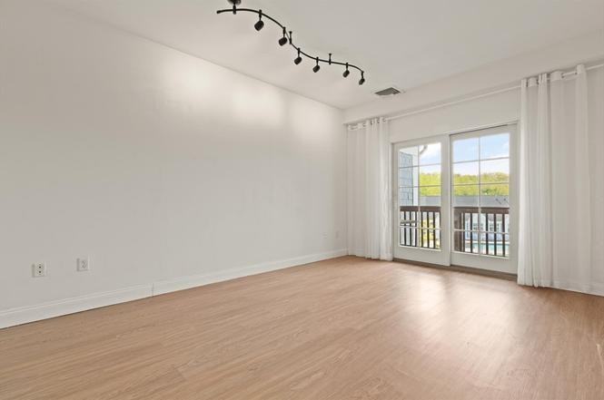 540 Cranbury Rd - Photo 7 of 10