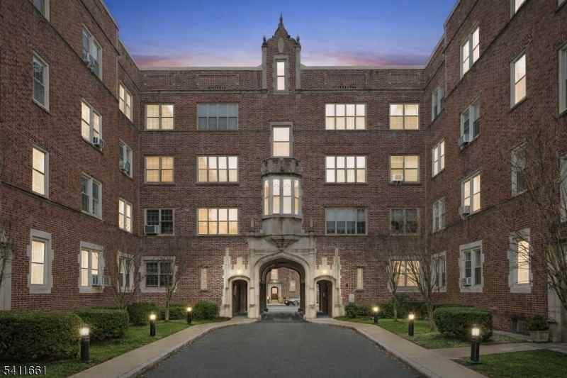 133 Summit Ave - Photo 5 of 10