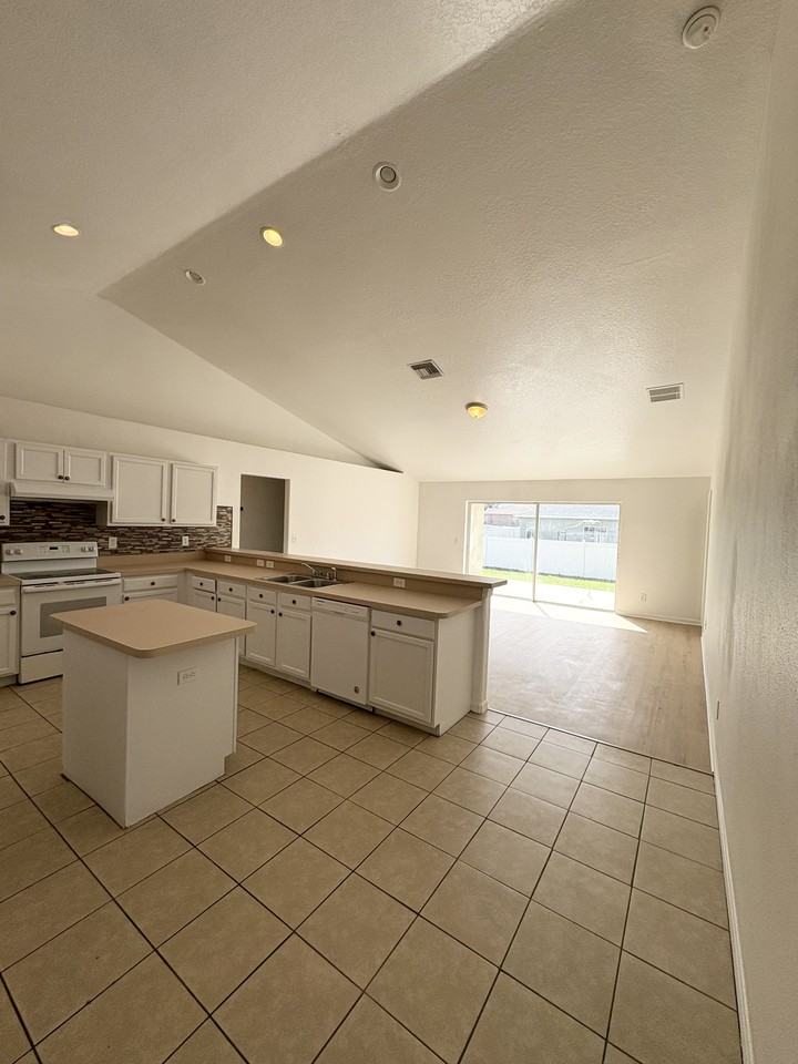 6881 Sw 128th Street Rd - Photo 6 of 24