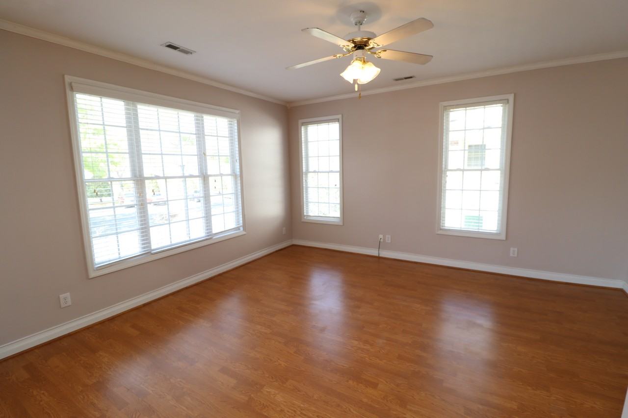 2121 Kudrow Ln - Photo 4 of 29