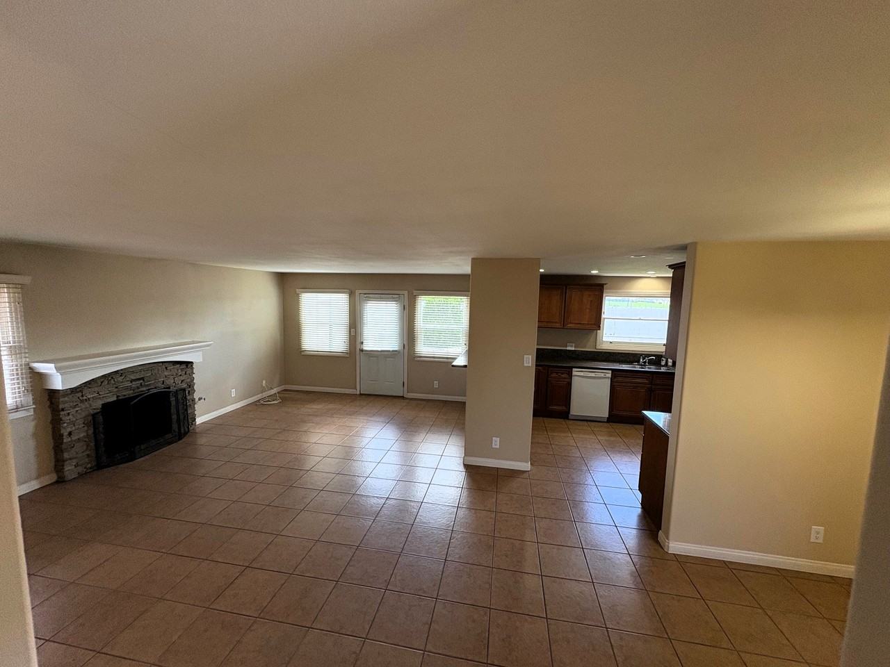 332 S Brookshire Ave - Photo 5 of 31