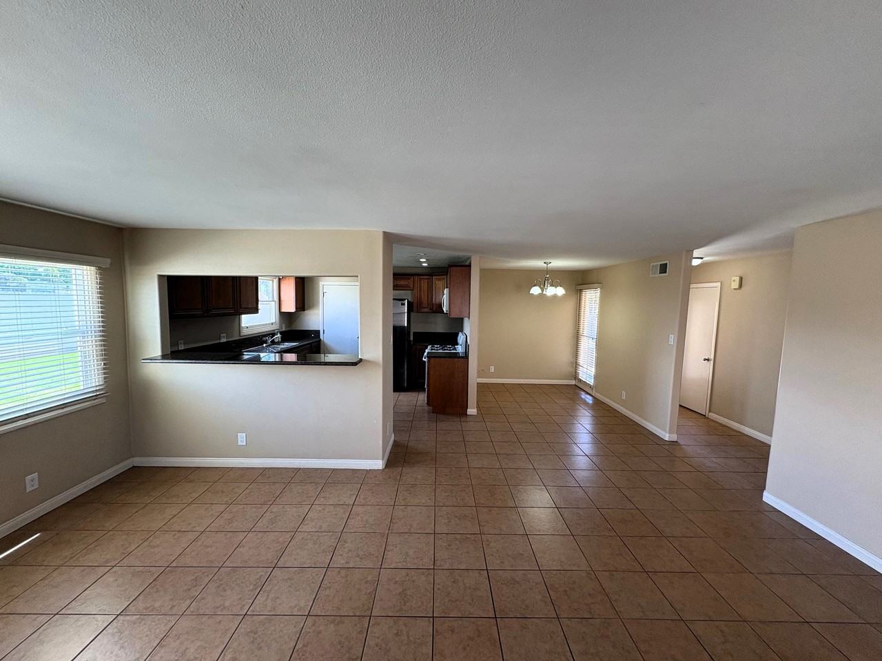 332 S Brookshire Ave - Photo 6 of 31