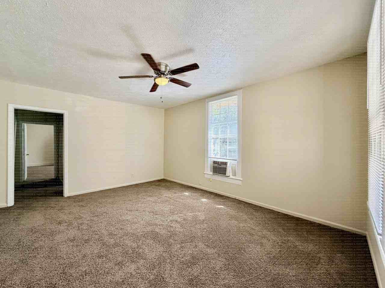 1105 30th St #C - Photo 2 of 6