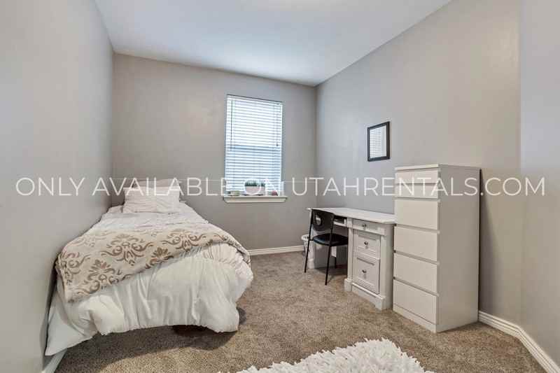 421 Belmont Pl #SM - Photo 4 of 15
