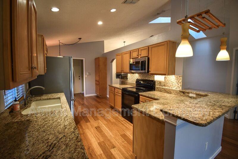 105 N Weathersfield Ave - Photo 3 of 11