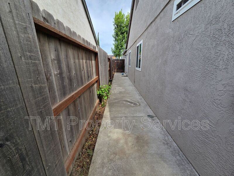 2234 Wall St - Photo 6 of 50