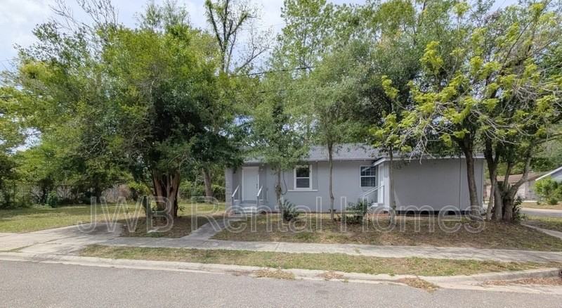 2002 W 15th St - Photo 2 of 15