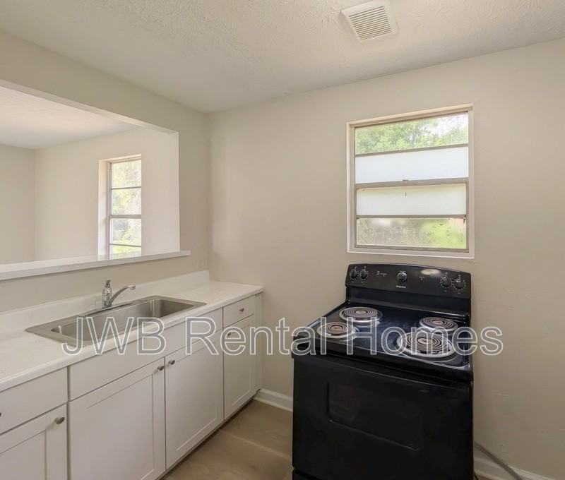 835 E Union St - Photo 4 of 17