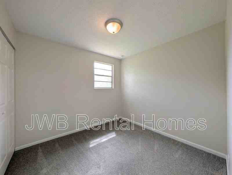 835 E Union St - Photo 7 of 17