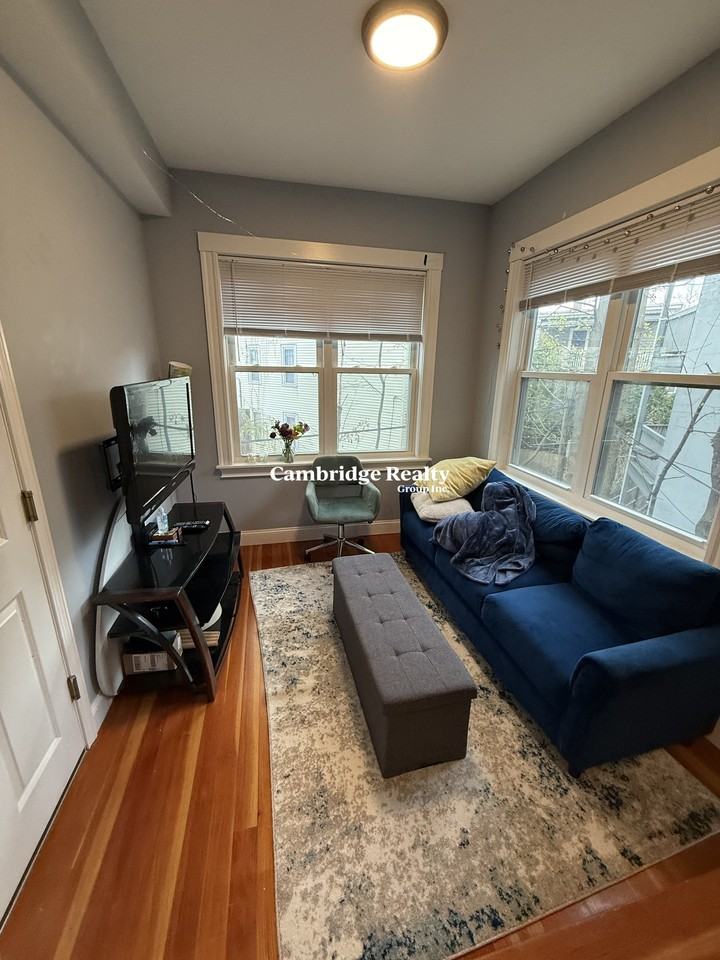 134 Oxford St #2 - Photo 3 of 12