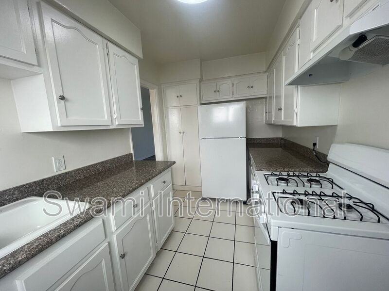 622 1/2 E 97th St #1 - Photo 5 of 20