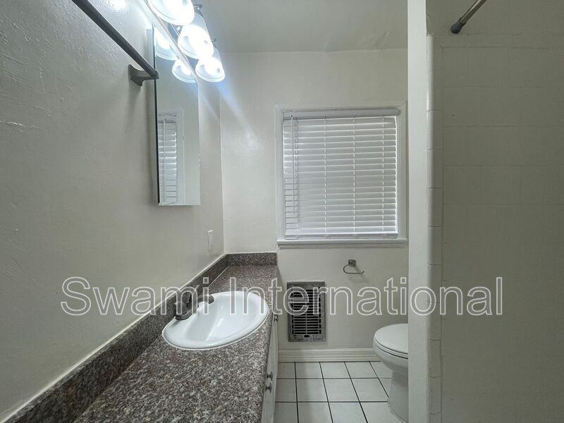 622 1/2 E 97th St #1 - Photo 6 of 20