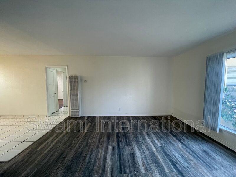 622 1/2 E 97th St #1 - Photo 7 of 20