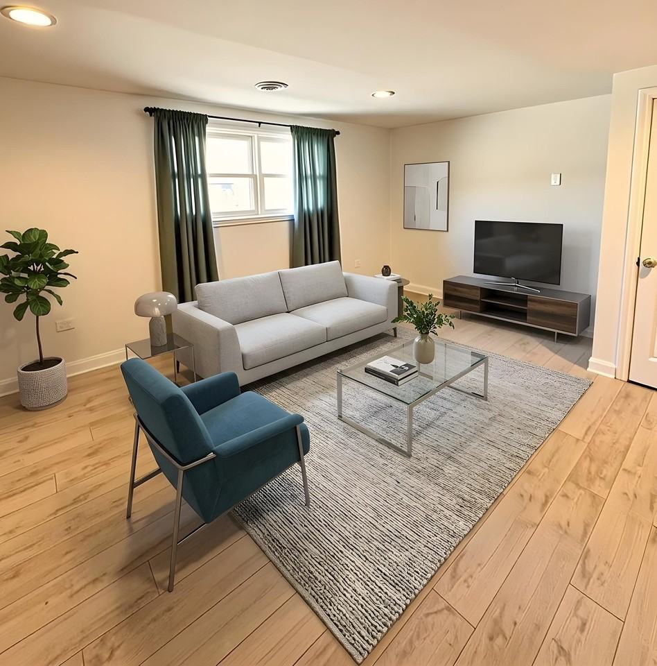 2548 N Southport Ave #2R - Photo 2 of 9