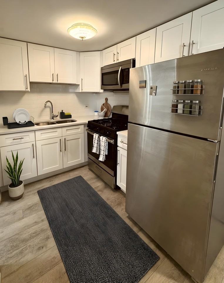 2548 N Southport Ave #2R - Photo 4 of 9