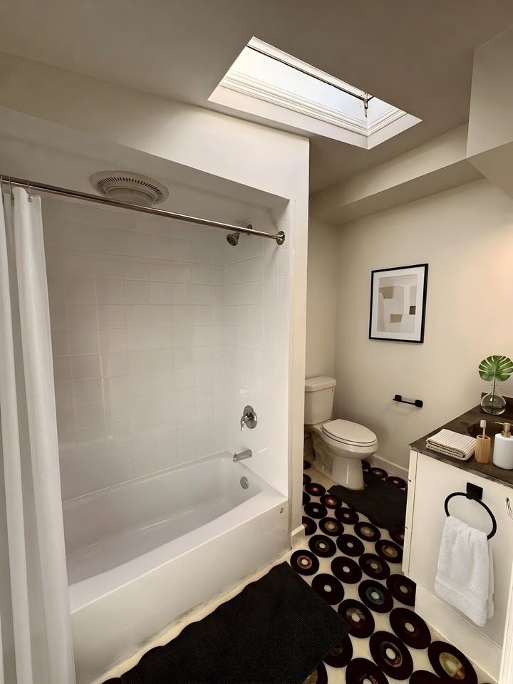 2548 N Southport Ave #2R - Photo 6 of 9