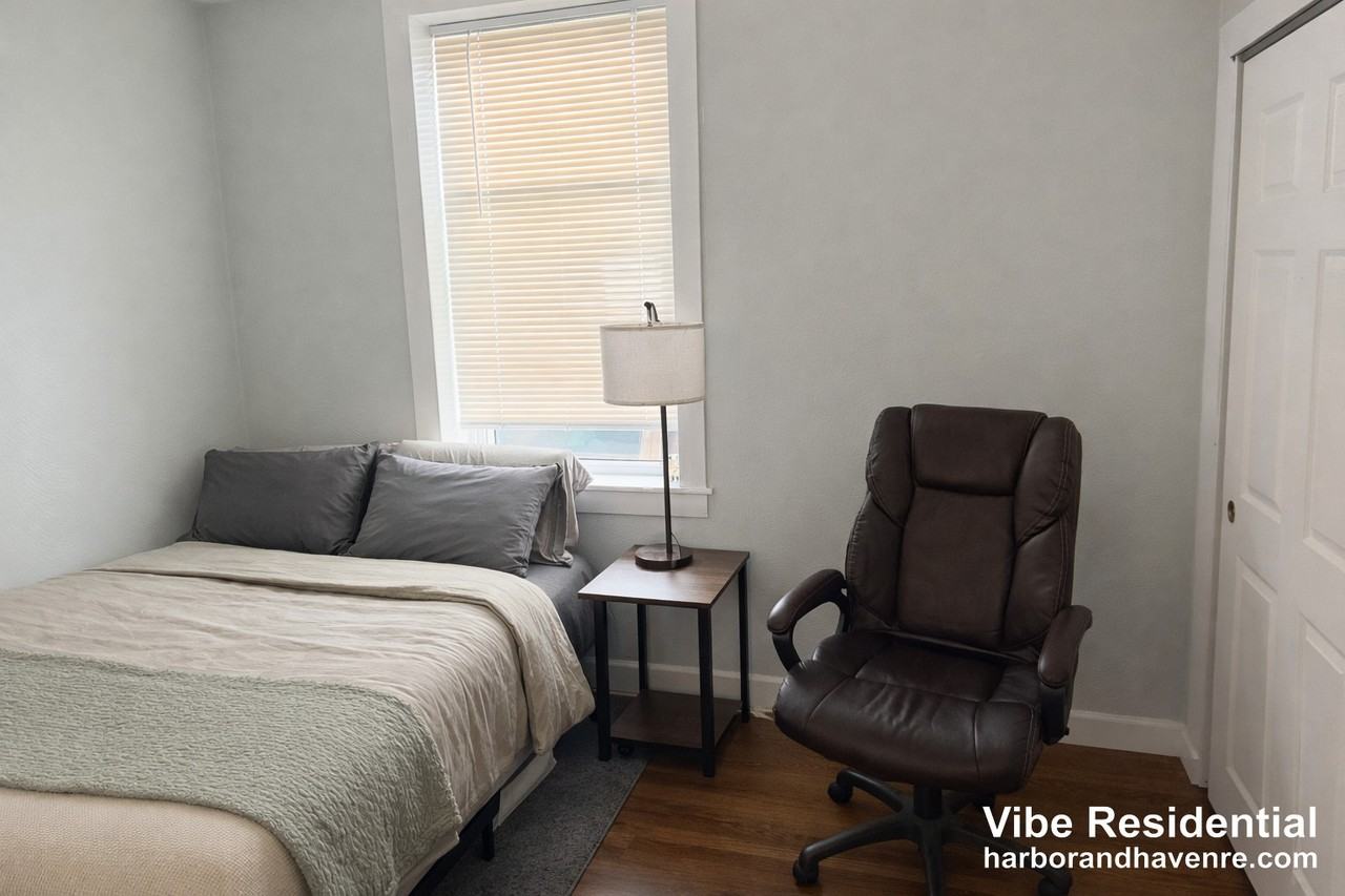 722 E 6th St #1R - Photo 2 of 15