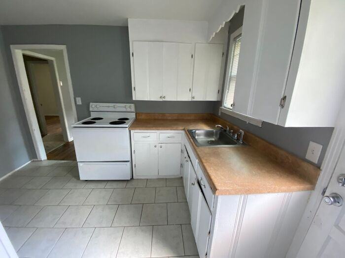 928 W Greenwood Ave #A - Photo 7 of 19