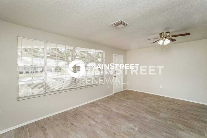 8803 Seeley Ln - Photo 3 of 16