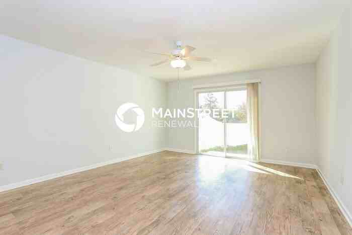 558 Eiseman Way - Photo 4 of 18