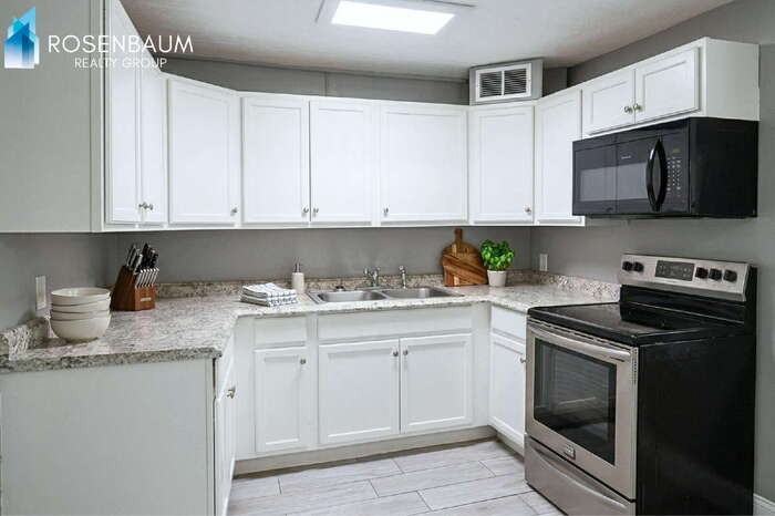 2143 N Bell Ave - Photo 3 of 9