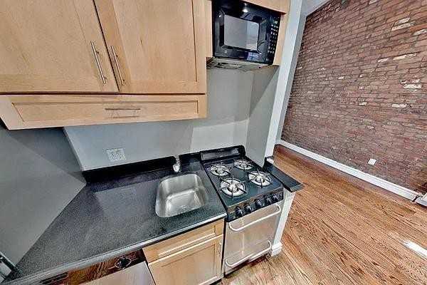 E 1st St #1F - Photo 4 of 8