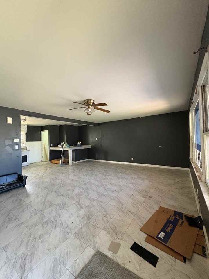 921 W 5th St - Photo 2 of 2