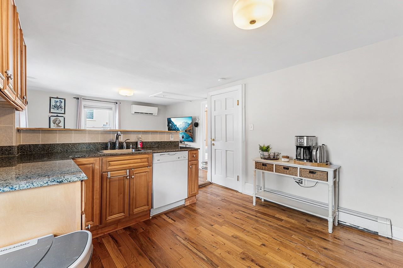 42 Jefferson St - Photo 4 of 11